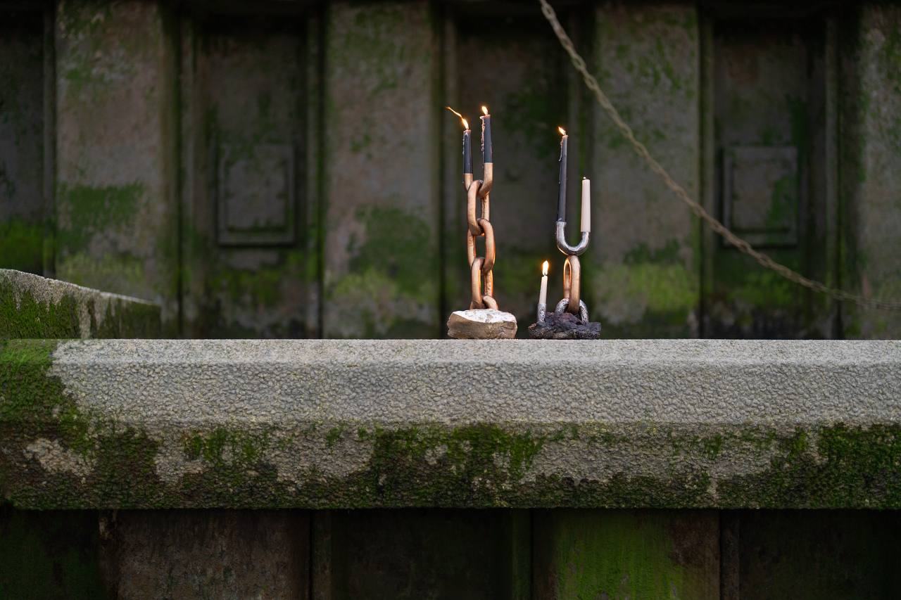 Incognito Set Coperry chain sculptures with candles
